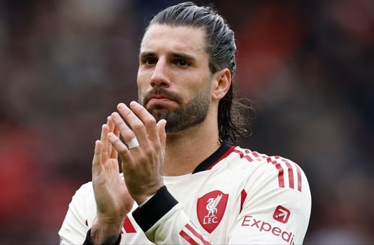 Dominik Szoboszlai bị fan MU mỉa mai sau hành động khiêu khích tại Old Trafford