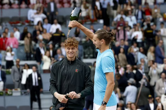 Jannik Sinner hủy diệt Zverev sau 58 phút: Sự thống trị tuyệt đối tại Madrid Open