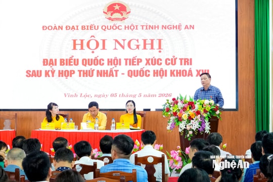 Giám đốc Học viện Chính trị Quốc gia Hồ Chí Minh và Bí thư Tỉnh ủy Nghệ An tiếp xúc cử tri phường Vinh Lộc