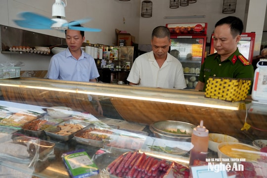 Phát hiện vi phạm an toàn thực phẩm tại cơ sở bánh mì ở Nghệ An