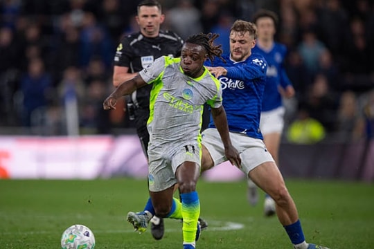 Doku lập cú đúp siêu phẩm Man City vẫn hòa Everton: Arsenal nắm quyền tự quyết