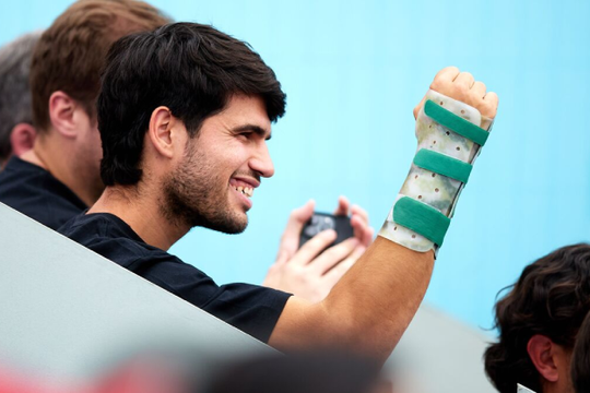 Carlos Alcaraz rút lui khỏi Roland Garros vì chấn thương cổ tay phức tạp