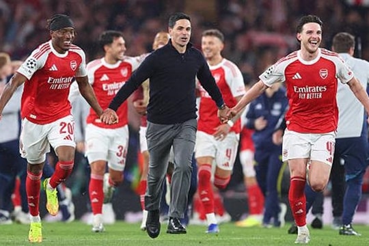 Arsenal tiến gần cú đúp danh hiệu và thực tại cay đắng của Liverpool