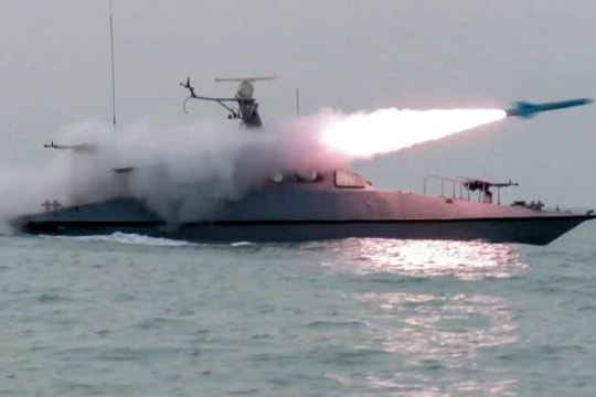 Hệ thống phòng không UAE đánh chặn loạt tên lửa và UAV từ Iran tại eo biển Hormuz