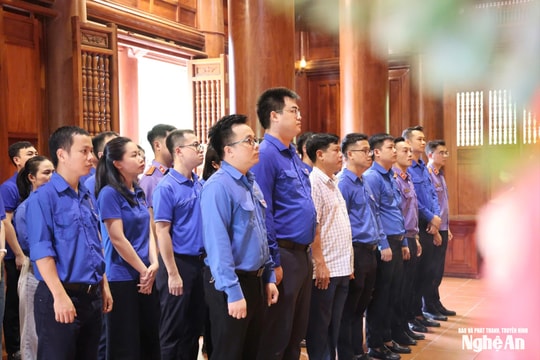Đoàn các cơ quan Đảng tỉnh và Đoàn phường Thành Vinh tổ chức hoạt động về nguồn trên quê hương Bác