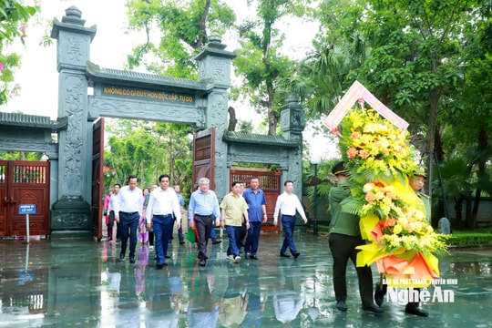 Các đồng chí nguyên lãnh đạo Đảng, Nhà nước dâng hương tưởng niệm Chủ tịch Hồ Chí Minh và tri ân thương binh tại Nghệ An