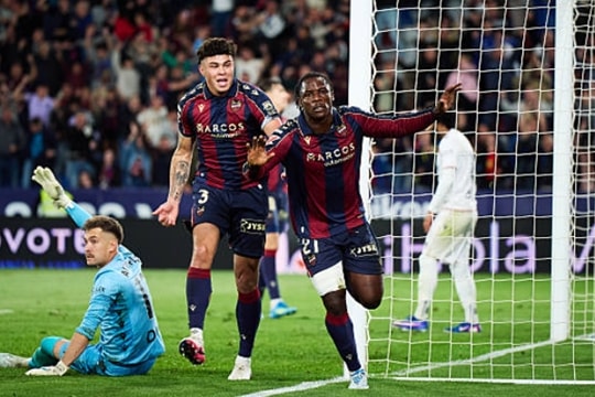 Levante ngược dòng thắng Osasuna 3-2 trong trận cầu có thẻ đỏ và bàn thắng phút 90