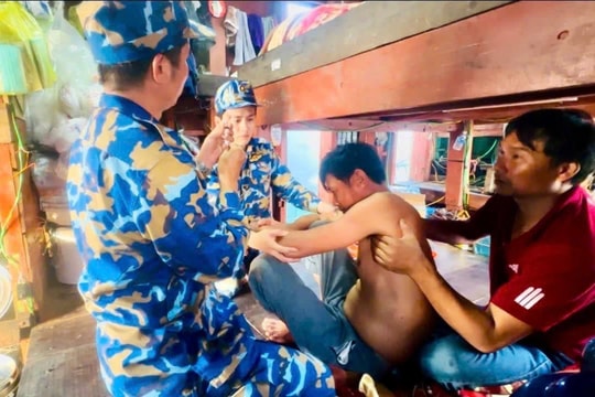 Lữ đoàn 169 kịp thời hỗ trợ ngư dân Nghệ An gặp nạn trên biển