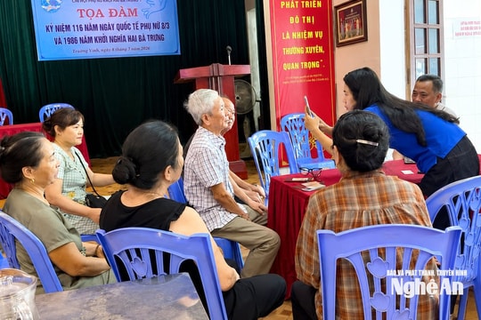 Lo bị khóa sim, người dân Nghệ An tất bật xác thực thuê bao