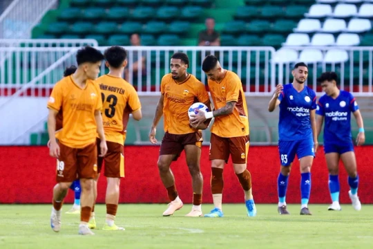 HLV Quang Trãi lý giải loạt trụ cột HAGL vắng mặt khi thua PVF-CAND; Barcelona đăng quang đêm La Liga đầy cảm xúc
