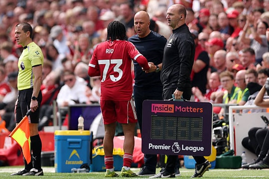 Arne Slot và kế hoạch bảo vệ Rio Ngumoha: Tại sao CĐV Liverpool cần kiên nhẫn?