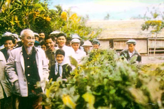 Dấu chân còn ấm hơi Người - Hành trình cảm xúc đi tìm dấu chân Bác Hồ