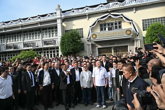 Cựu Thủ tướng Thái Lan Thaksin Shinawatra được trả tự do trước thời hạn