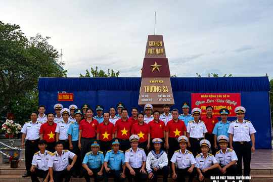 Đoàn đại biểu Nghệ An hoàn thành chuyến thăm Trường Sa, Nhà giàn DK1 đầy ý nghĩa