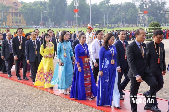 Đoàn đại biểu tham dự Đại hội XI Mặt trận Tổ quốc Việt Nam vào Lăng viếng Chủ tịch Hồ Chí Minh