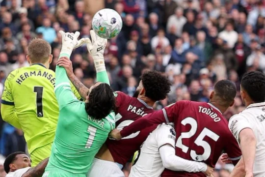 Peter Schmeichel chỉ trích VAR gay gắt sau chiến thắng tranh cãi của Arsenal trước West Ham