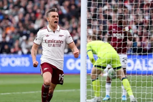 Arsenal thắng kịch tính West Ham: David Raya xuất thần, Leandro Trossard hóa người hùng