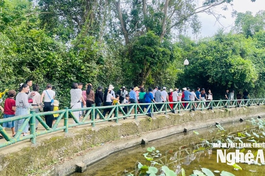 Du lịch về nguồn ở Nghệ An: Nhìn từ Lễ hội Làng Sen