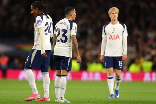 Tottenham sảy chân trước Leeds: Phao cứu sinh bất ngờ cho West Ham
