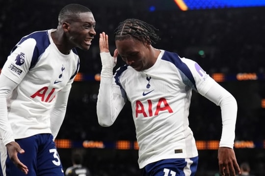 Tottenham lỡ cơ hội bứt phá trụ hạng sau trận hòa kịch tính 1-1 với Leeds United