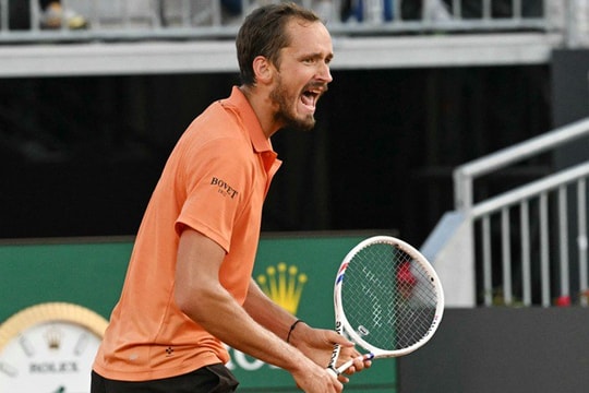 Medvedev lội ngược dòng kịch tính, Swiatek và Rybakina thị uy sức mạnh tại Rome Open