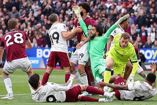 Arsenal tiến gần chức vô địch sau kịch tính VAR tại sân vận động London