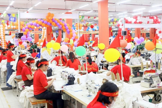 Biến nhà xưởng thành 'lễ hội', công nhân Nghệ An thi đua tăng năng suất mừng sinh nhật Bác