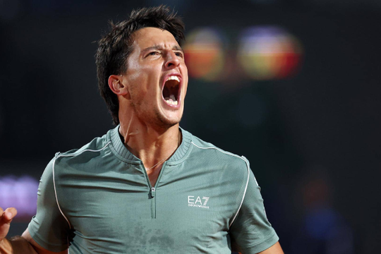 Luciano Darderi hạ Tiểu Nadal vào bán kết Rome Open sau đêm điên rồ tại Foro Italico