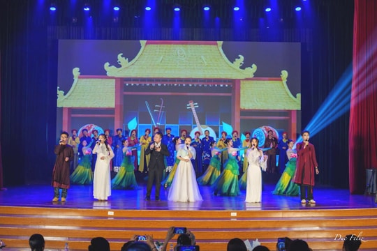 "Kể chuyện" ví, giặm bằng sắc màu tuổi trẻ