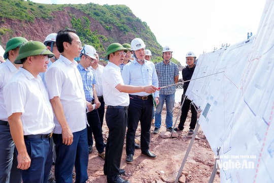 Phó Chủ tịch Thường trực UBND tỉnh kiểm tra, chỉ đạo tháo gỡ vướng mắc Dự án Cảng nước sâu Cửa Lò
