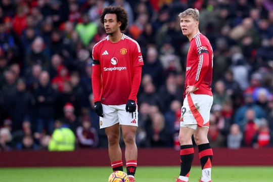 MU thanh lý hàng công 108 triệu bảng: Joshua Zirkzee và Rasmus Hojlund trên đường rời Old Trafford