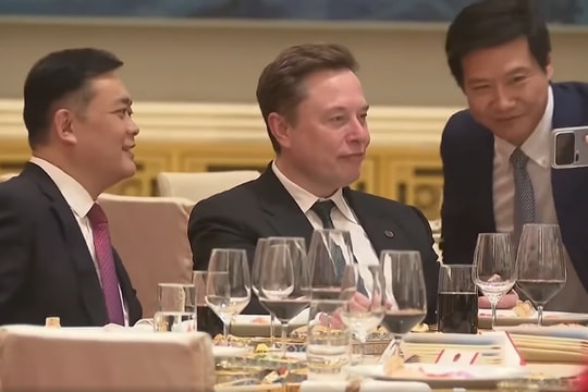 CEO Xiaomi Lei Jun chụp ảnh selfie cùng Elon Musk tại Bắc Kinh gây bão mạng xã hội
