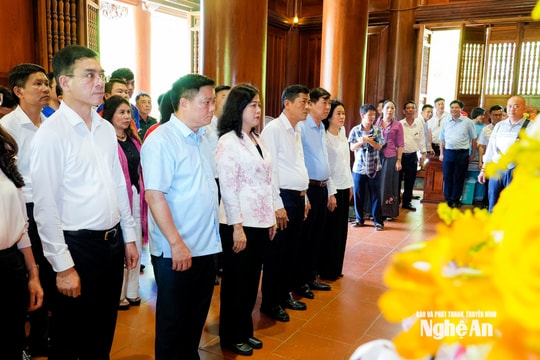 Bộ trưởng Bộ Y tế Đào Hồng Lan dâng hương tưởng niệm Chủ tịch Hồ Chí Minh