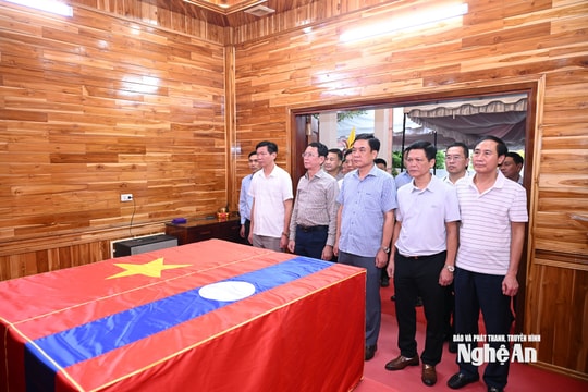 Đoàn công tác đặc biệt tỉnh Nghệ An dâng hương tưởng niệm liệt sĩ hy sinh tại Lào