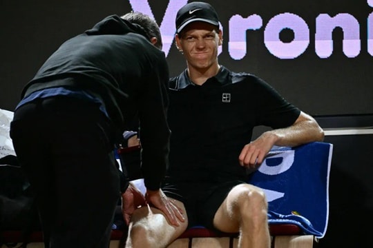 Sinner và Medvedev đại chiến 3 set tại Rome Open: Kịch tính bị ngắt quãng bởi mưa lớn
