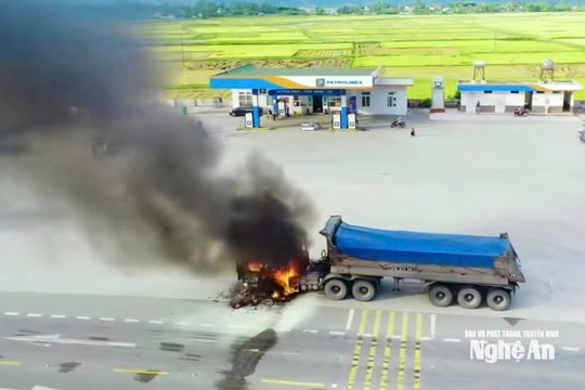 Cháy xe tải trên đường N5