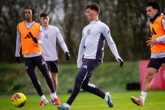 Michael Carrick trao cơ hội cho các tài năng trẻ học viện Manchester United