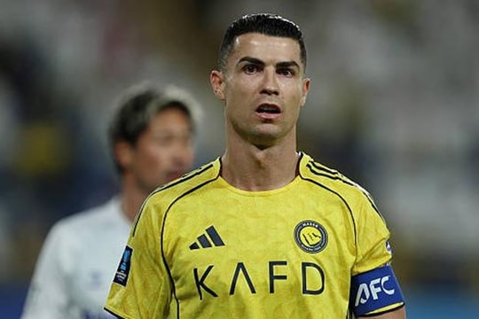 Cristiano Ronaldo từ chối nhận huy chương sau thất bại của Al Nassr tại chung kết châu Á