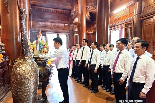 Ban Tổ chức Tỉnh uỷ dâng hương tưởng niệm Chủ tịch Hồ Chí Minh