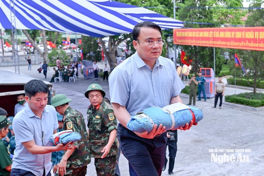 Trang nghiêm Lễ tiếp nhận 80 hài cốt liệt sĩ quân tình nguyện và chuyên gia Việt Nam về với đất mẹ