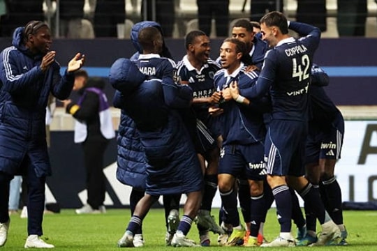 Paris FC ngược dòng hạ gục PSG 2-1 nhờ bàn thắng phút bù giờ thứ tư