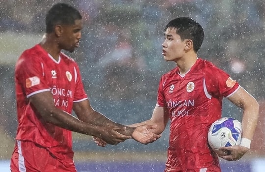 Đình Bắc gọi vụ tranh penalty với Alan là chuyện đàn ông ngày CAHN lên ngôi V-League