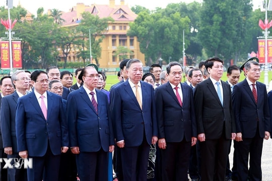 Lãnh đạo Đảng, Nhà nước vào Lăng viếng Bác nhân Kỷ niệm 136 năm Ngày sinh Chủ tịch Hồ Chí Minh