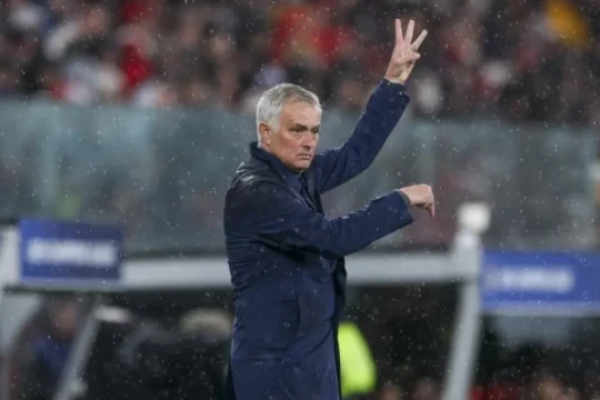 Jose Mourinho tái xuất Real Madrid: Thiết lập kỷ luật thép và thông điệp 'không ai là bất khả xâm phạm'