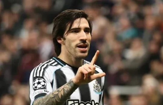 Manchester United nhắm Sandro Tonali để giải bài toán thay thế Casemiro