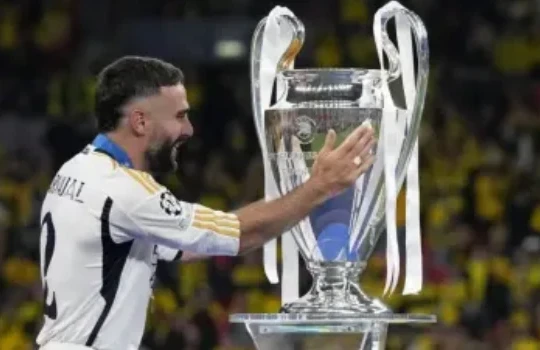 Dani Carvajal chia tay Real Madrid: Dấu chấm hết cho một kỷ nguyên hậu vệ phải vĩ đại