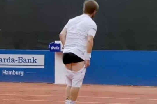 Bê bối tennis trước thềm Roland Garros: Corentin Moutet tụt quần, Martinez dọa đánh sao trẻ