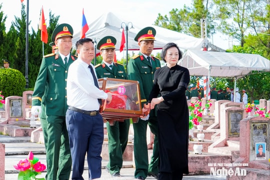 Lễ Truy điệu và an táng 80 hài cốt liệt sĩ quân tình nguyện và chuyên gia Việt Nam hy sinh tại Lào