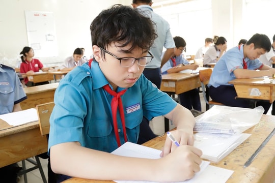 TPHCM công bố 242 điểm thi lớp 10, đề thi giao sớm 1 ngày