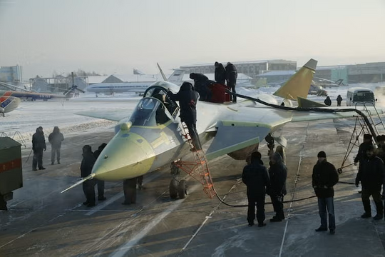Nga phát triển biến thể Su-57 hai chỗ ngồi điều phối bầy drone tàng hình